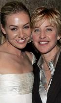 ...junto a su novia Portia de Rossi