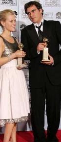 Witherspoon y Phoenix con sus premios