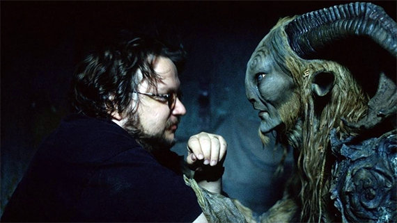 Guillermo del Toro y uno de sus personajes en "El laberinto del fauno"