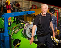 James Cameron junto al submarino