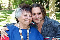 Depp y su nueva 'mamá' comanche
