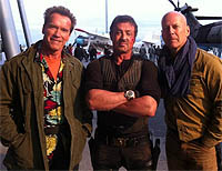 Arnie, Sly y Bruce, en el rodaje de la segunda parte de 'Los mercenarios / Los indestructibles'