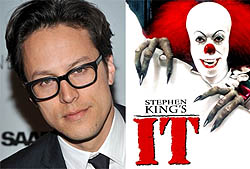 Fukunaga y el cartel de la previa adaptación televisiva de 'It'