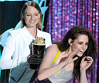 Kristen recibe el premio de manos de Jodie Foster (AFP)