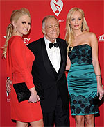 Hefner y dos de sus conejitas