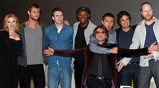Whedon (dcha.), junto a los actores de 'Los Vengadores'
