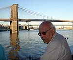 El periodista de NOTICINE.com, ante el puente de Brooklyn (C.Fernández) El periodista de NOTICINE.com, ante el puente de Brooklyn (C.Fernández)