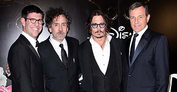 Burton y Depp, flanqueados por los directivos de la Disney Burton y Depp, flanqueados por los directivos de la Disney