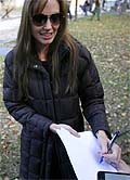 Angelina Jolie firma un autógrafo a un 'fan' en Hungría esta semana (AP) Angelina Jolie firma un autógrafo a un 'fan' en Hungría esta semana (AP)