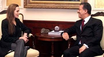 Jolie, dialogando con el presidente dominicano Jolie, dialogando con el presidente dominicano