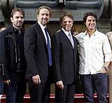 Jerry Bruckheimer rodeado de Thornton, Cage y Cruise Jerry Bruckheimer rodeado de Thornton, Cage y Cruise