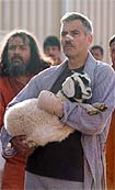 George Clooney y una de sus cabras George Clooney y una de sus cabras