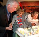 Cameron ayuda a Stuart a apagar las velas en su 100 cumpleaños, el pasado julio Cameron ayuda a Stuart a apagar las velas en su 100 cumpleaños, el pasado julio