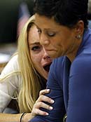 Lohan se aferra a su abogada al conocer la sentencia (AP) Lohan se aferra a su abogada al conocer la sentencia