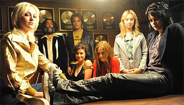 Las Runaways, con Kristen (dcha.) y Dakota (izq.) en primer plano Las Runaways, con Kristen (dcha.) y Dakota (izq.) en primer plano