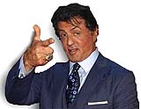 Sylvester Stallone da en la diana Sylvester Stallone da en la diana