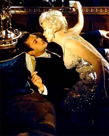 Curtis, con Marilyn Monroe en la famosa escena del yate en 'Con faldas y a lo loco'