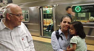 Duque, con Antonia y su madre Margarita, ideóloga del viaje (C.Fernández)