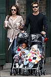Angelina y Brad con dos de sus hijos adoptados Angelina y Brad con dos de sus hijos adoptados