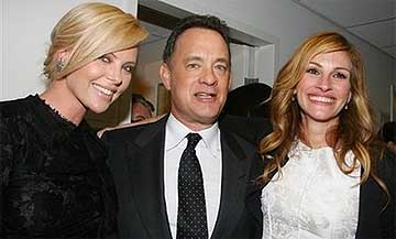 Charlize Theron y Julia Roberts rodean a Tom Hanks, este lunes en N.Y.C. (AP) Charlize Theron y Julia Roberts rodean a Tom Hanks, este lunes en N.Y.C. (AP)