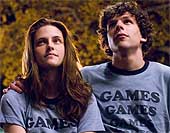 Stewart, junto a Eisenberg, en 'Adventureland' Stewart, junto a Eisenberg, en 'Adventureland'