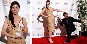 Sandra Bullock, con su premio y homenajeada por George López