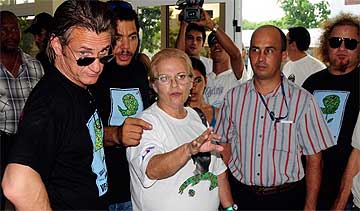 Sean Penn observa los daños de los huracanes en la Isla de la Juventud (Cubadebate) Sean Penn observa los daños de los huracanes en la Isla de la Juventud (Cubadebate)