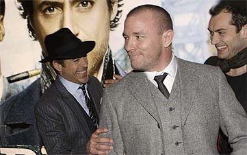Downey Jr., Ritchie y Law bromean en el estreno mundial de 'Sherlock Holmes' (AP) Downey Jr., Ritchie y Law bromean en el estreno mundial de 'Sherlock Holmes'