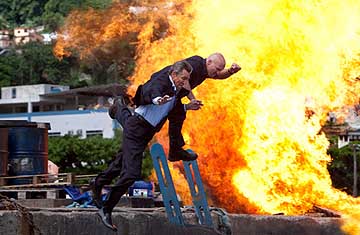 Eric Roberts salta por los aires Eric Roberts salta por los aires