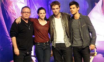Bill Condon, con Kristen, Rob y Taylor Bill Condon, con Kristen, Rob y Taylor