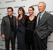 Eastwood y sus actores de 'Más allá de la vida' Eastwood y sus actores de 'Más allá de la vida'