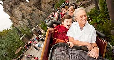 Michael Douglas con su familia, el pasado fin de semana, en un parque de atracciones de Orlando Michael Douglas con su familia, el pasado fin de semana, en un parque de atracciones de Orlando
