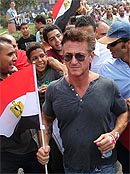 Penn, en las calles de El Cairo (AFP) Penn, en las calles de El Cairo (AFP)