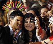 Taylor posa con una admiradora este jueves Taylor posa con una admiradora este jueves