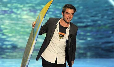 Robert Pattinson con su tabla Robert Pattinson con su tabla