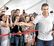 Clooney, con las periodistas en Cancún (Milenio) Clooney, con las periodistas en Cancún (Milenio)