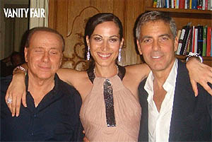 La foto de Berlusconi con Clooney y una 'bellina' La foto de Berlusconi con Clooney y una 'bellina'
