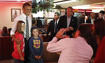 Obama posa con pequeños clientes del restaurante angelino (Reuters) Obama posa con pequeños clientes del restaurante angelino (Reuters)