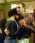 Costner baila con Whitney en una escena de 'El guardaespaldas'