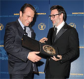 El actor Jean Dujardin, protagonista de 'The artist' felicita a Hazanavicius por su premio (Deadline)