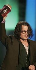 Depp recibe su MTV (©Reuters)